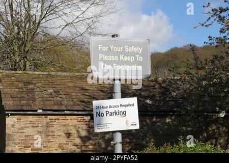 For your safety please keep to the footpath sign, Beauchief golf course Sheffield England UK. No parking Stock Photo