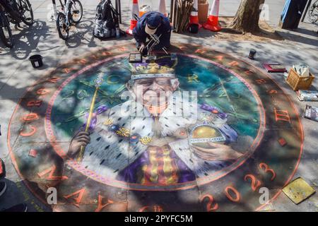 Chalk artist Julian Beever draws a tribute to King Charles III on a pavement near Trafalgar Square ahead of the coronation. Stock Photo