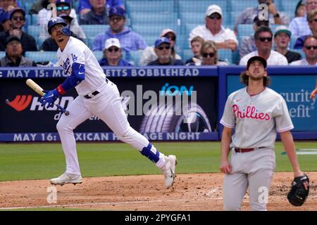 Dodgers' Julio Urías, Miguel Vargas lead another rout of Phillies