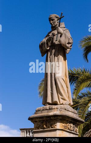 escultura de Fray Junipero Serra, G. Galmes, plaza de Fray Junipero Serra, Petra.Mallorca.Islas Baleares. España. Stock Photo