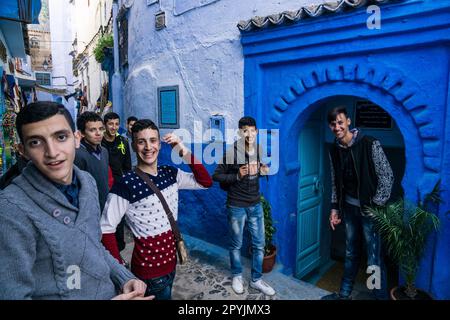 estudiantes de Tetouan visitando la medina, Chefchauen, -Chauen-, Marruecos, norte de Africa, continente africano Stock Photo