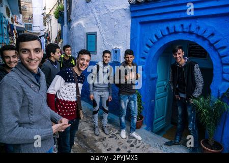 estudiantes de Tetouan visitando la medina, Chefchauen, -Chauen-, Marruecos, norte de Africa, continente africano Stock Photo