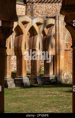 Arcos del claustro, Monasterio de San Juan de Duero, arquitectura románica castellana, siglo XII ,  Soria, Comunidad Autónoma de Castilla, Spain, Euro Stock Photo