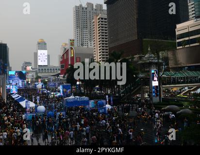 Bangkok, Thailand. Big crowed attending a liver performance by the Central World shopping mall on Ratchadamri road during the Songkran festival. Stock Photo