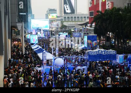 Bangkok, Thailand. Big crowed attending a liver performance by the Central World shopping mall on Ratchadamri road during the Songkran festival. Stock Photo