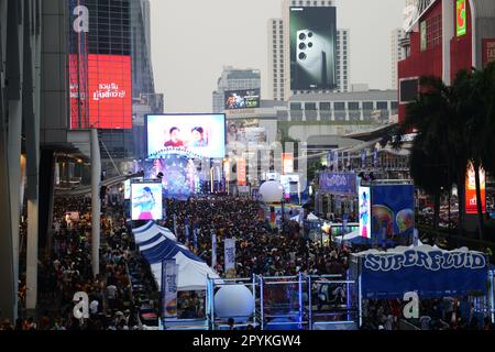 Bangkok, Thailand. Big crowed attending a liver performance by the Central World shopping mall on Ratchadamri road during the Songkran festival. Stock Photo