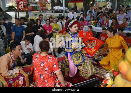 Shaman plays the role of a god performing rituals to transmit messages in Mother Goddess Worship event. Vietnam. Asia. hầu đồng. 越南旅游, 베트남 관광, ベトナム観光 Stock Photo