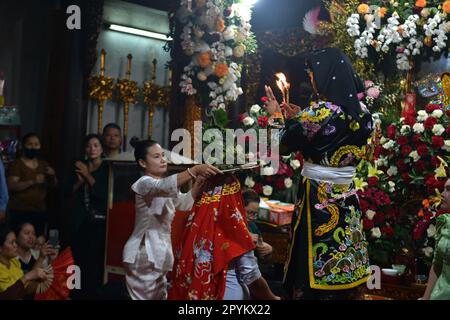 Shaman plays the role of a god performing rituals to transmit messages in Mother Goddess Worship event. Vietnam. Asia. hầu đồng. 越南旅游, 베트남 관광, ベトナム観光 Stock Photo