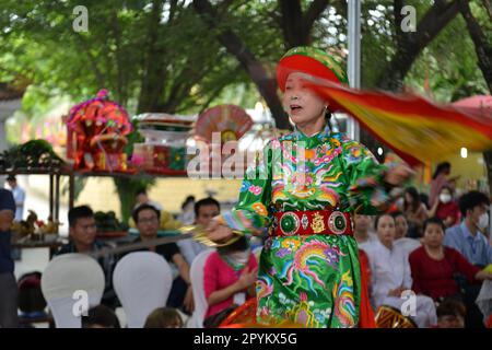 Shaman plays the role of a god performing rituals to transmit messages in Mother Goddess Worship event. Vietnam. Asia. hầu đồng. 越南旅游, 베트남 관광, ベトナム観光 Stock Photo