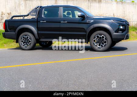 https://l450v.alamy.com/450v/2pym0xn/anhui-province-china-17042023-stationary-shot-of-the-exterior-of-a-south-african-spec-right-hand-drive-jac-t9-pickup-truck-2pym0xn.jpg