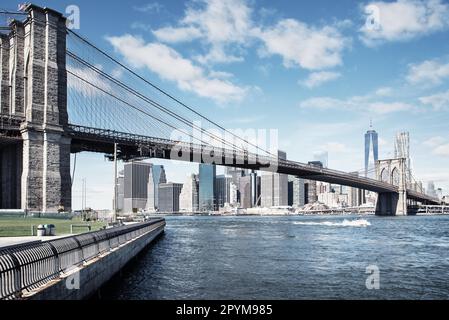 picture of the skyline from new york with the brooklyn bridge in front Stock Photo