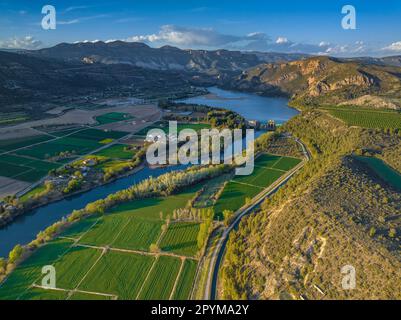 Aerial view of the Sant Llorenç de Montgai reservoir and the surroundings of Camarasa and the Mont-roig mountain range (Lleida, Catalonia, Spain) Stock Photo