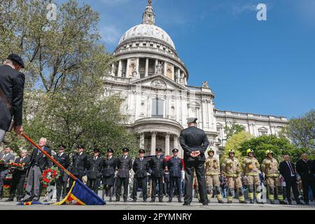 London, UK. 04th May, 2023. Representatives of the fire brigades Union and Memorial Trust, as well as firefighters from Union Street fire brigade HQ and station observe a minute's silence and lay wreaths at the National Firefighters Memorial near St Paul's Cathedral on May 4th, Firefighter's Memorial Day. The day is in remembrance of all firefighters and fire and rescue service workers across the world who may have been injured or lost their lives. Credit: Imageplotter/Alamy Live News Stock Photo