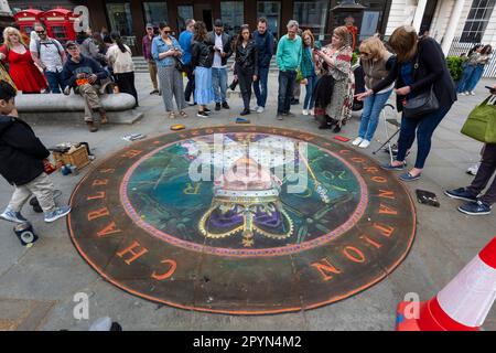 London, UK.  4 May 2023.  People view pavement chalk artist Julian Beever's artwork near Trafalgar Square dedicated to King Charles.  Rain permitting, he plans to continue until the coronation of King Charles III and Queen Camilla on 6 May.     Credit: Stephen Chung / Alamy Live News Stock Photo