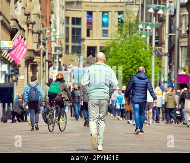Glasgow, Scotland, UK 4th May, 2023. UK Weather: Sunny warm weather saw people take to the streets in the style mile of the city.  Credit Gerard Ferry/Alamy Live News Stock Photo