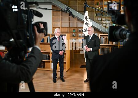 TARTU 20230504King Carl Gustaf and Estonian President Alar Karis hold a closing press conference in the library at the National Museum in Tartu. The royal couple is on an official visit to Estonia 2-4 May 2023. Photo: Pontus Lundahl/ TT / code 10050 Stock Photo