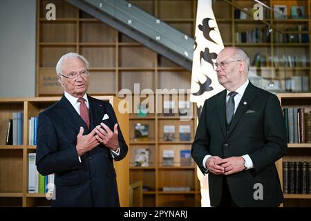 TARTU 20230504King Carl Gustaf and Estonian President Alar Karis hold a closing press conference in the library at the National Museum in Tartu. The r Stock Photo