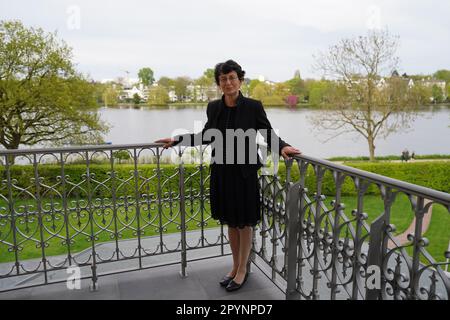 Hamburg, Germany. 04th May, 2023. Özlem Türeci, co-founder of Biontech, stands on the balcony at the Anglo-German Club before the award ceremony for the Jung Prize for Medicine 2023. Türeci is being awarded the ·300,000 Jung Prize for Medicine for her groundbreaking research in immunology and mRNA technology. With a total value of 540,000 euros, the prizes awarded by the Jung Foundation for Science and Research are among the most highly endowed in Europe. Credit: Marcus Brandt/dpa/Alamy Live News Stock Photo