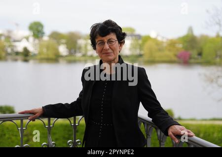 Hamburg, Germany. 04th May, 2023. Özlem Türeci, co-founder of Biontech, stands on the balcony at the Anglo-German Club before the award ceremony for the Jung Prize for Medicine 2023. Türeci is being awarded the ·300,000 Jung Prize for Medicine for her groundbreaking research in immunology and mRNA technology. With a total value of 540,000 euros, the prizes awarded by the Jung Foundation for Science and Research are among the most highly endowed in Europe. Credit: Marcus Brandt/dpa/Alamy Live News Stock Photo