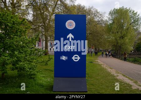 London, UK. 4th May 2023. An exit sign in St James's Park ahead of the coronation of King Charles III. Credit: Vuk Valcic/Alamy Live News Stock Photo