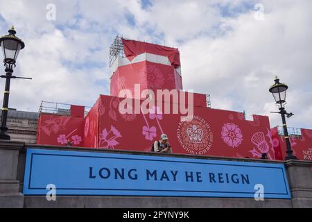 London, UK. 4th May 2023. A huge coronation emblem on the National Gallery and banners in Trafalgar Square ahead of the coronation of King Charles III, which takes place on May 6th. Credit: Vuk Valcic/Alamy Live News. Stock Photo