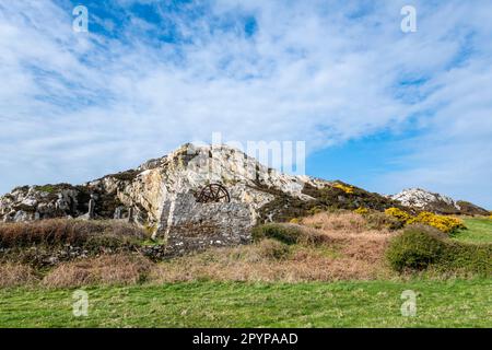 Old winding house on the hilltop above Porth Wen brickworks near Amlwch on the north coast of Anglesey, North Wales. Stock Photo