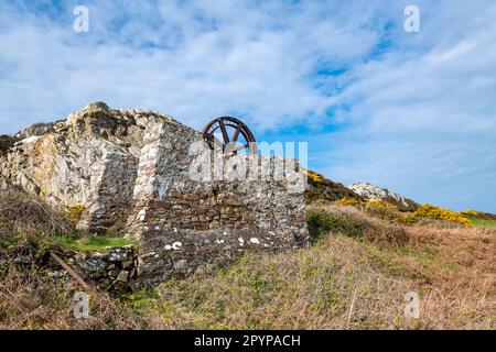 Old winding house on the hilltop above Porth Wen brickworks near Amlwch on the north coast of Anglesey, North Wales. Stock Photo