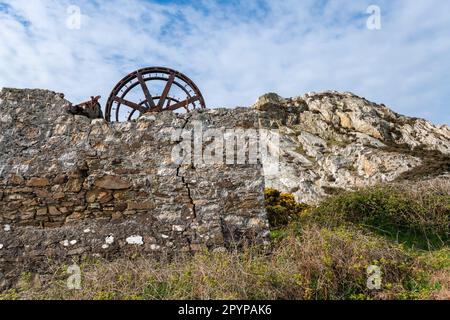 Old winding house on the hilltop above Porth Wen brickworks near Amlwch on the north coast of Anglesey, North Wales. Stock Photo