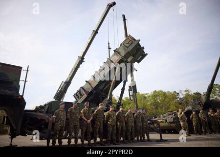 Soesterberg, Netherlands. 04th May, 2023. Ukrainian President Volodymyr Zelenskyy visits a Patriot Anti-Missile unit at Camp New Amsterdam, May 4, 2023 in the Soesterberg, Netherlands. The base is where Ukrainian soldiers are being trained on the MIM-104 Patriot surface-to-air missile system by the Dutch Military. Credit: Pool Photo/Ukrainian Presidential Press Office/Alamy Live News Stock Photo