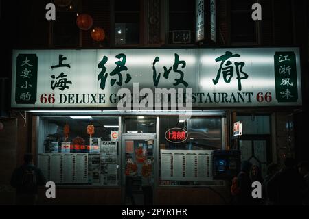 Deluxe Green Bo restaurant at night in Chinatown, Manhattan, New York Stock Photo