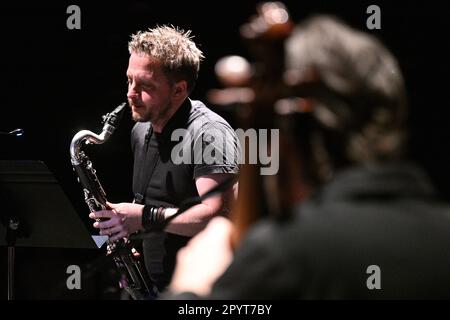 Prague, Czech Republic. 04th May, 2023. British bass clarinetist Gareth Davis, surrounded by other star musicians active in a number of international experimental formations, performed at the first concert of this year's Prague Music Performance, May 4 2023, Prague. Credit: Michal Kamaryt/CTK Photo/Alamy Live News Stock Photo