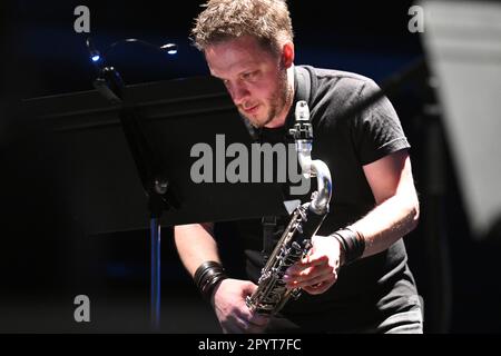 Prague, Czech Republic. 04th May, 2023. British bass clarinetist Gareth Davis, surrounded by other star musicians active in a number of international experimental formations, performed at the first concert of this year's Prague Music Performance, May 4 2023, Prague. Credit: Michal Kamaryt/CTK Photo/Alamy Live News Stock Photo