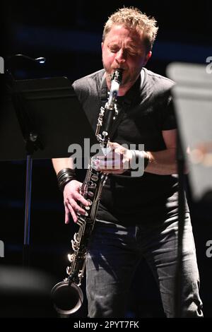 Prague, Czech Republic. 04th May, 2023. British bass clarinetist Gareth Davis, surrounded by other star musicians active in a number of international experimental formations, performed at the first concert of this year's Prague Music Performance, May 4 2023, Prague. Credit: Michal Kamaryt/CTK Photo/Alamy Live News Stock Photo