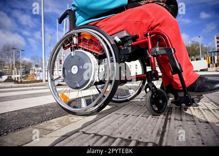 Abgesenkte Bordsteine für Rollstuhlfahrer Stock Photo