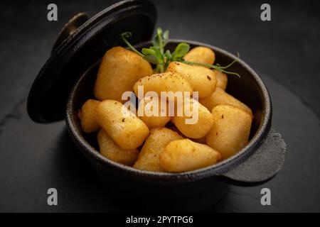 fried chicken bites served in a cast-iron pot on a slate Stock Photo