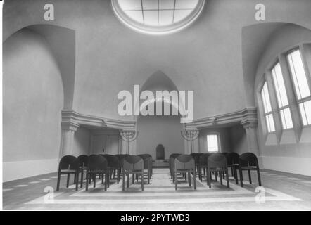 After four years of reconstruction and costs of almost 3 million marks, the new mourning hall of the Jewish community at the Jewish cemetery is ready.Renovation. Chapel.  Interior view. Historic building. Photo: MAZ/bernd Gartenschläger, 04.06.1995 [automated translation] Stock Photo