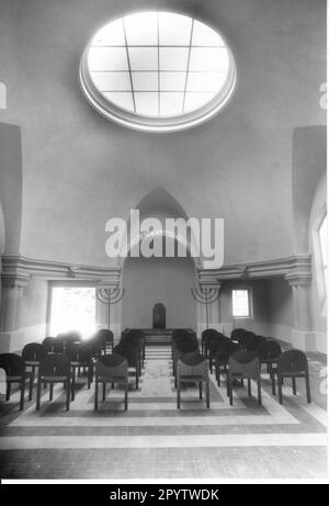 After four years of reconstruction and costs of almost 3 million marks, the new mourning hall of the Jewish community at the Jewish cemetery is ready.Renovation. Chapel.  Interior view. Historic building. Photo: MAZ/bernd Gartenschläger, 04.06.1995 [automated translation] Stock Photo