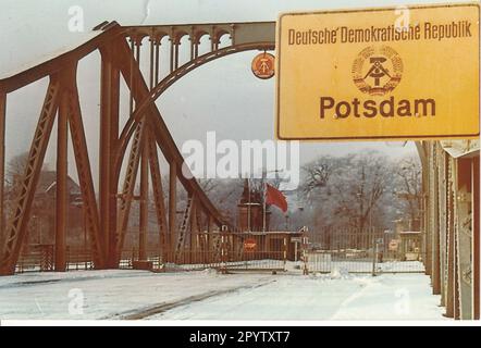 Glienicker bridge also called bridge of unity or agent bridge.On the bridge runs the city border between Potsdam and Berlin(formerly zischen East and West Germany).GDR. historically. border. Photo:MAZ/Archive, 01.12.1985 [automated translation] Stock Photo