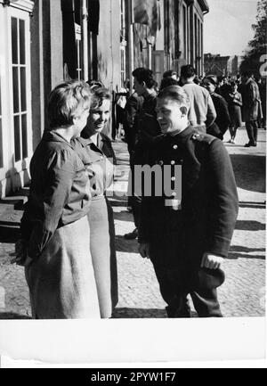 Friendly talks at the FDJ district delegates' conference in Potsdam. In front of the RAW talking with Soviet soldiers.DDR.historisch.Foto: MAZ/Leon Schmidtke, März 1961 [automated translation] Stock Photo