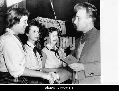 Friendly talks at the district delegates' conference of the Free German Youth (FDJ) at the RAW in Potsdam. During the conference, many young people were admitted to the FDJ and immediately received their document.DDR.historisch. Photo: MAZ/Leon Schmidtke, March 1961 [automated translation] Stock Photo