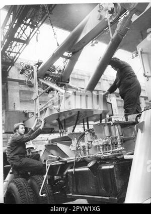 'Potsdam VEB Maschinenbau Karl Marx Brigade ''Kleindiesel'' assembling auto slewing crane on January 16, 1977 Photo: MAZ/Christel Köster [automated translation]' Stock Photo