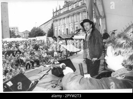 Potsdam 1000 years 1000-year celebration 1993 here children's songs with Gerhard Schöne on 20 June 1993 Photo: MAZ/Christel Köster [automated translation] Stock Photo