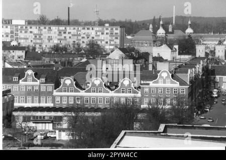 Potsdam Dutch Quarter View from Nikolaikirche 1992 with bazaar in Charlottenstraße Administration Building (Stasi) Stasi Headquarters, City Administration Nauener Tor Bird's eye view Photo: MAZ/Michael Hübner [automated translation] Stock Photo