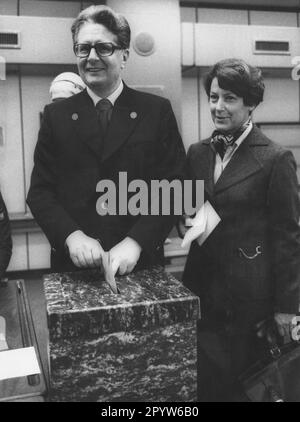 Hans Jochen Vogel and Liselotte Vogel at the polling station in Munich during the 1976 Bundestag elections. [automated translation] Stock Photo