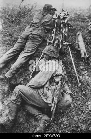 German Waffen SS soldiers mounted a heavy machine gun 34 on a trench. Photo: Lossa. [automated translation] Stock Photo