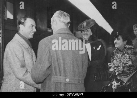 Arno Breker (left) on arrival in Paris. [automated translation] Stock Photo