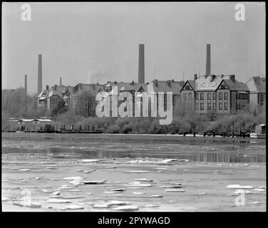 View over the icy Dahme river towards Wildau (Dahme-Spreewald district, Brandenburg), former factory housing of the Ludwig Schwartzkopff locomotive factory (built 1898-1914). Photo, January 1994. Stock Photo