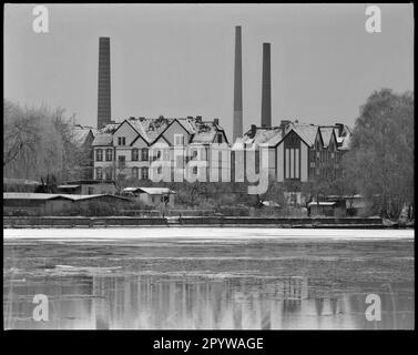 View over the icy Dahme river towards Wildau (Dahme-Spreewald district, Brandenburg), former factory housing of the Ludwig Schwartzkopff locomotive factory (built 1898-1914). Photo, January 1994. Stock Photo