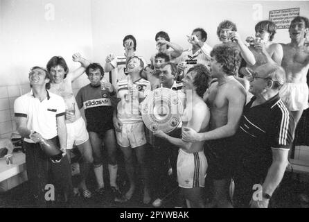 FC Schalke 04 - Hamburger SV 1:2 / HSV thereby German champion/04.06.1983/ The team with bowl in the cabin to recognize below from left: Co-coach Ristic, Manfred Kaltz, Felix Magath, Horst Hrubesch, Jimmy Hartwig, coach Happel, Wehmeyer with bowl, TW Uli Stein and supervisor Tomescheit, top right Ditmar Jakobs [automated translation] Stock Photo