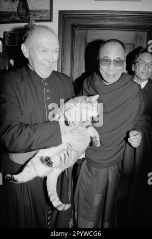 The Dalai Lama at a prayer for peace in the Herz-Jesu-Kirche in Munich with the priest Fritz Betzwieser. [automated translation] Stock Photo